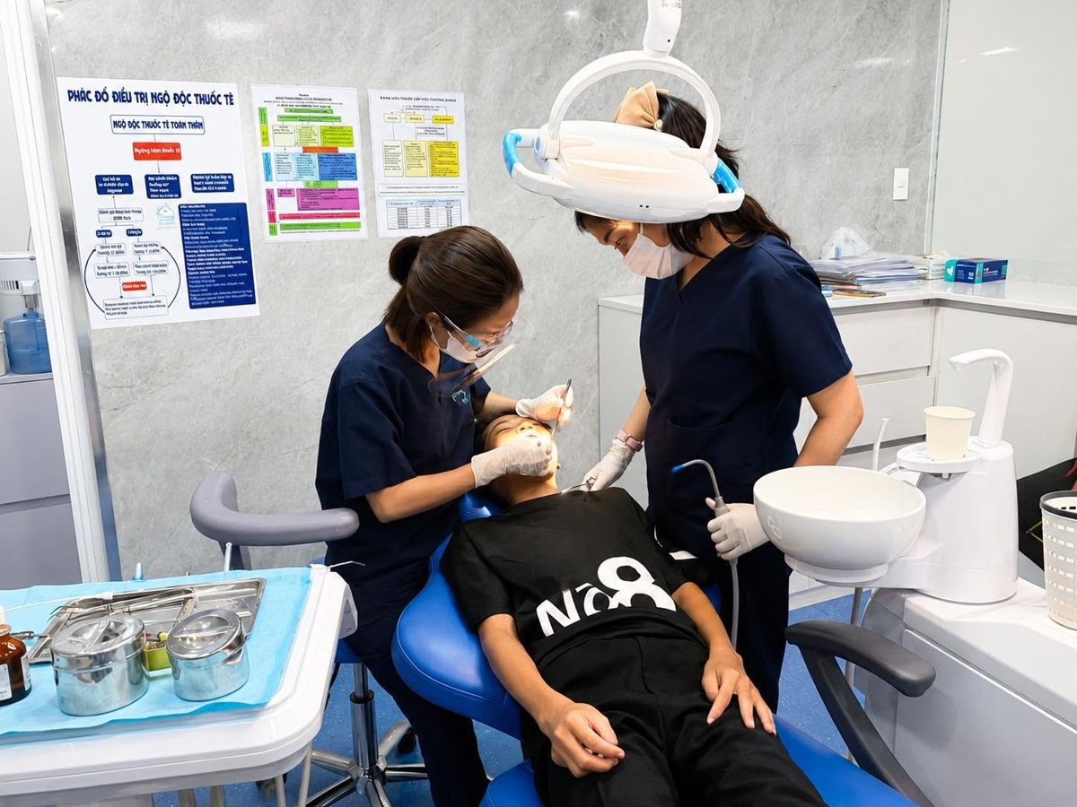Bác sĩ Nha Khoa Ivy điều trị cho khách hàng