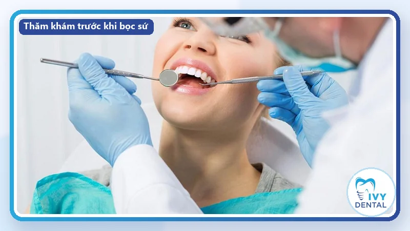 Bác sĩ thăm khám để xác định khi nào nên bọc răng sứ